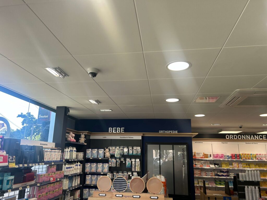 Éclairage plafond de la pharmacie Ampère