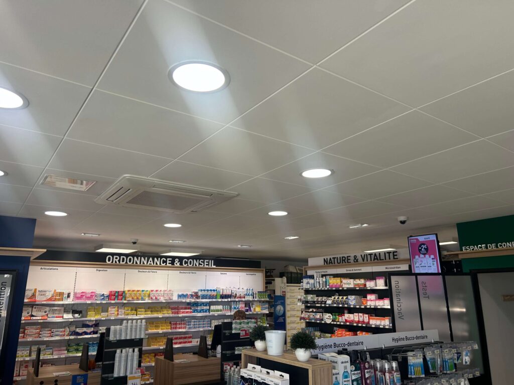 Éclairage plafond de la pharmacie Ampère
