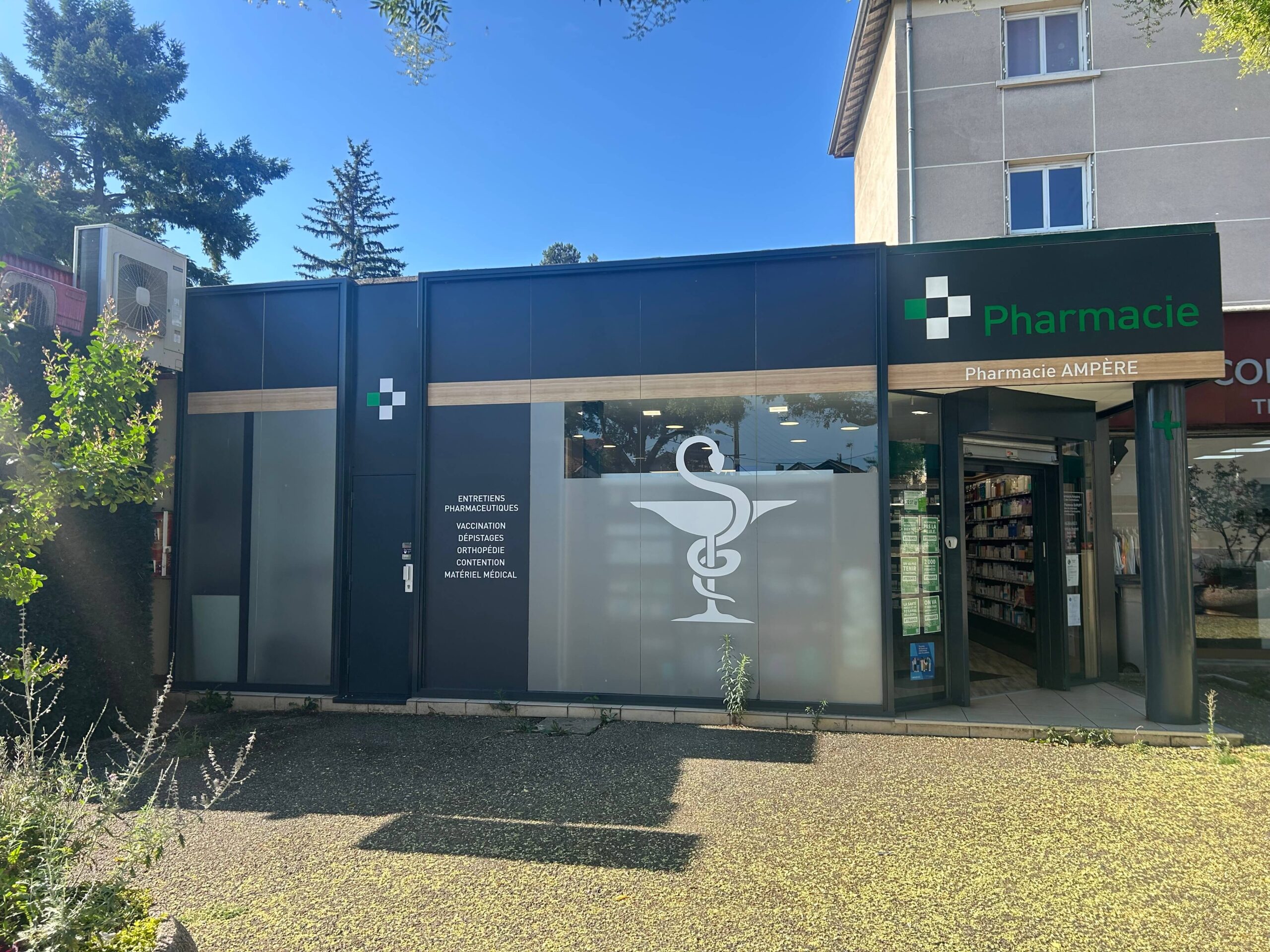 Devanture de la pharmacie Ampère