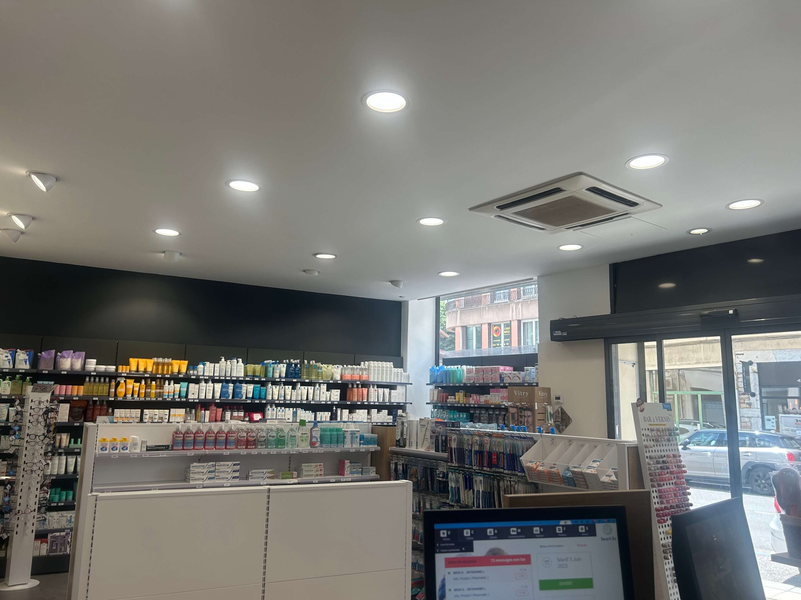 Éclairage plafond - Pharmacie Champagne au Mont d'Or