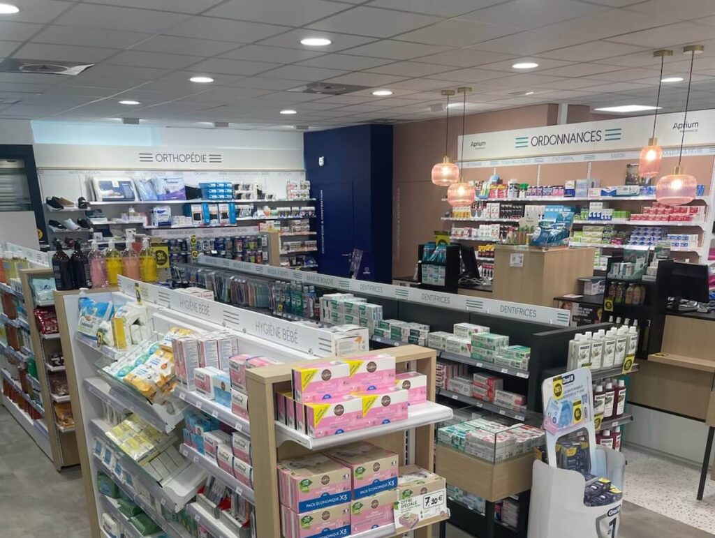 Éclairage plafond et rayonnage - Pharmacie La Feuilletière