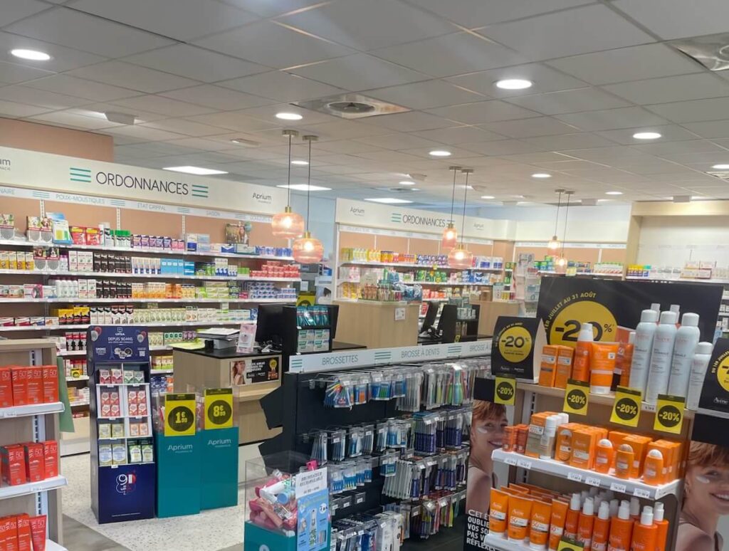Éclairage plafond et rayonnage - Pharmacie La Feuilletière