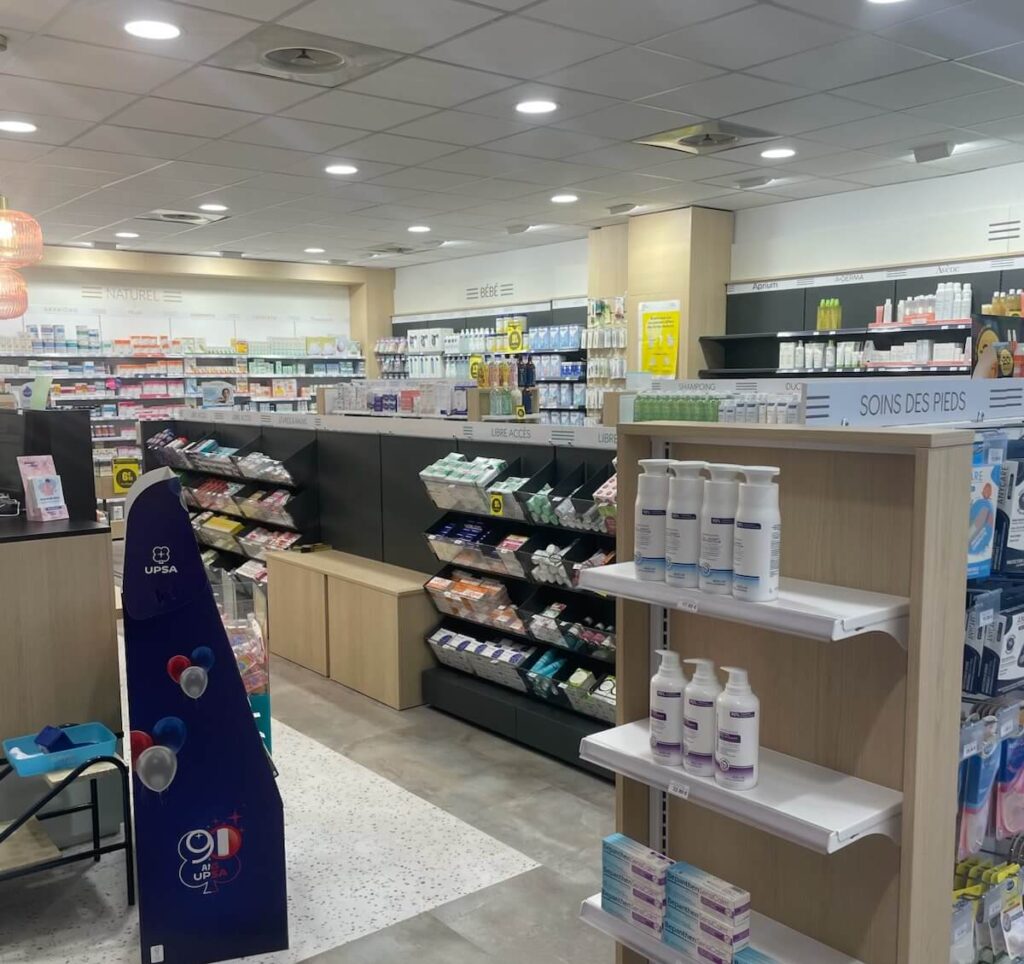 Éclairage plafond et rayonnage - Pharmacie La Feuilletière
