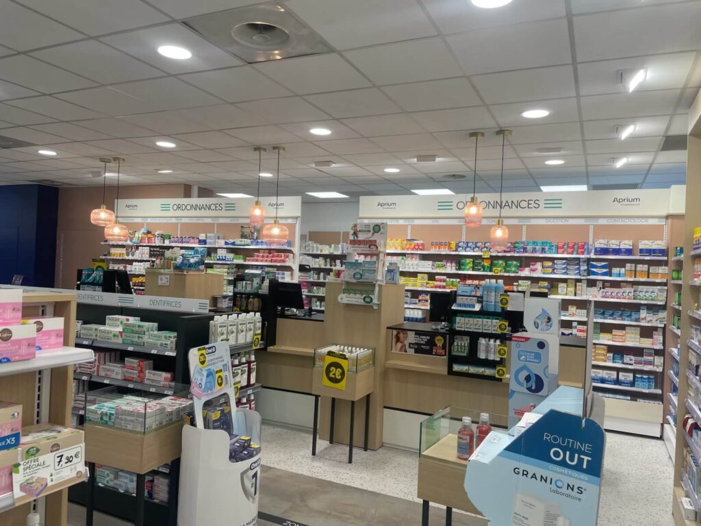 Éclairage plafond et rayonnage - Pharmacie La Feuilletière