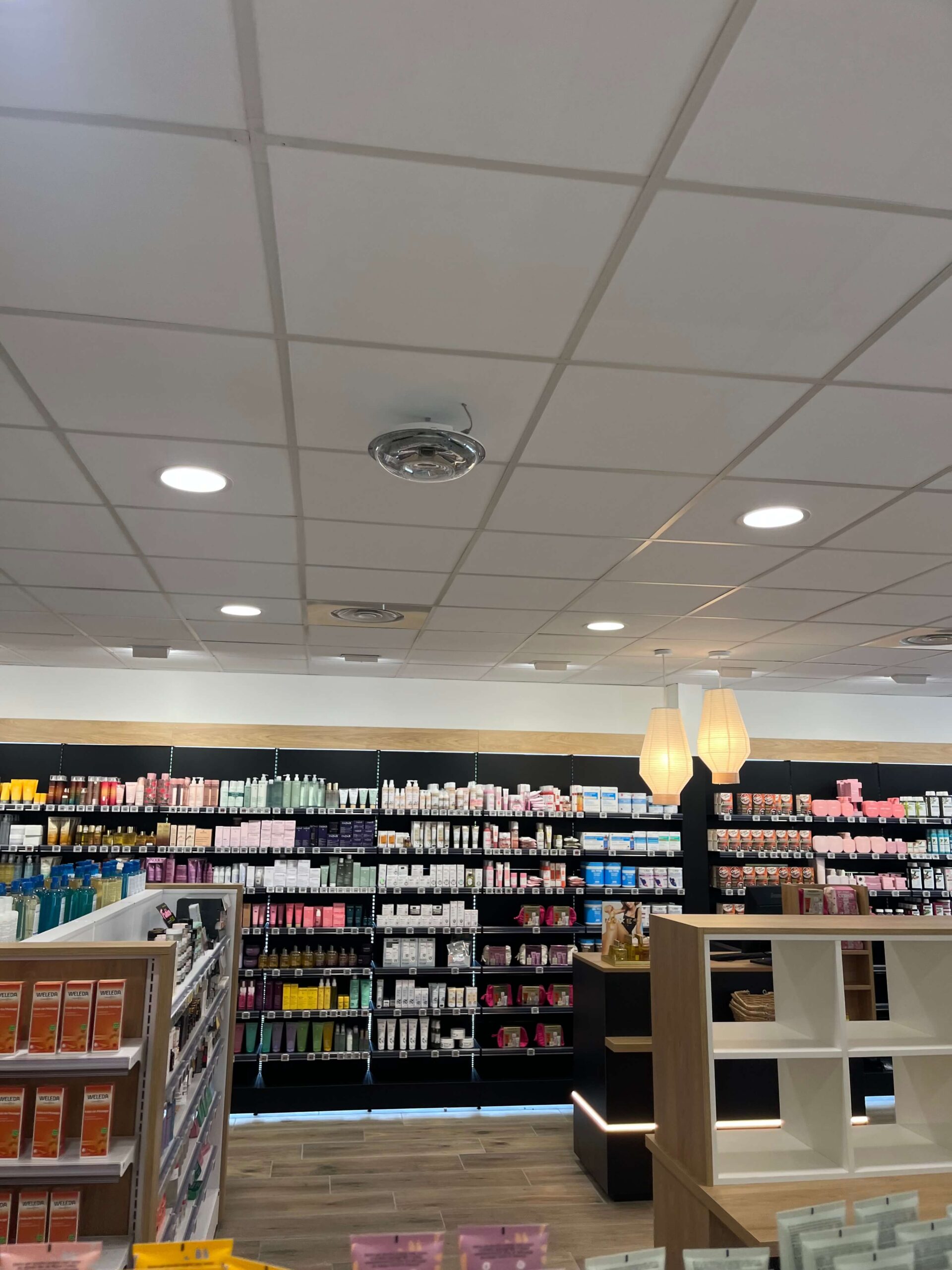 Éclairage plafond et rayonnage - Pharmacie du Parc de Champagne