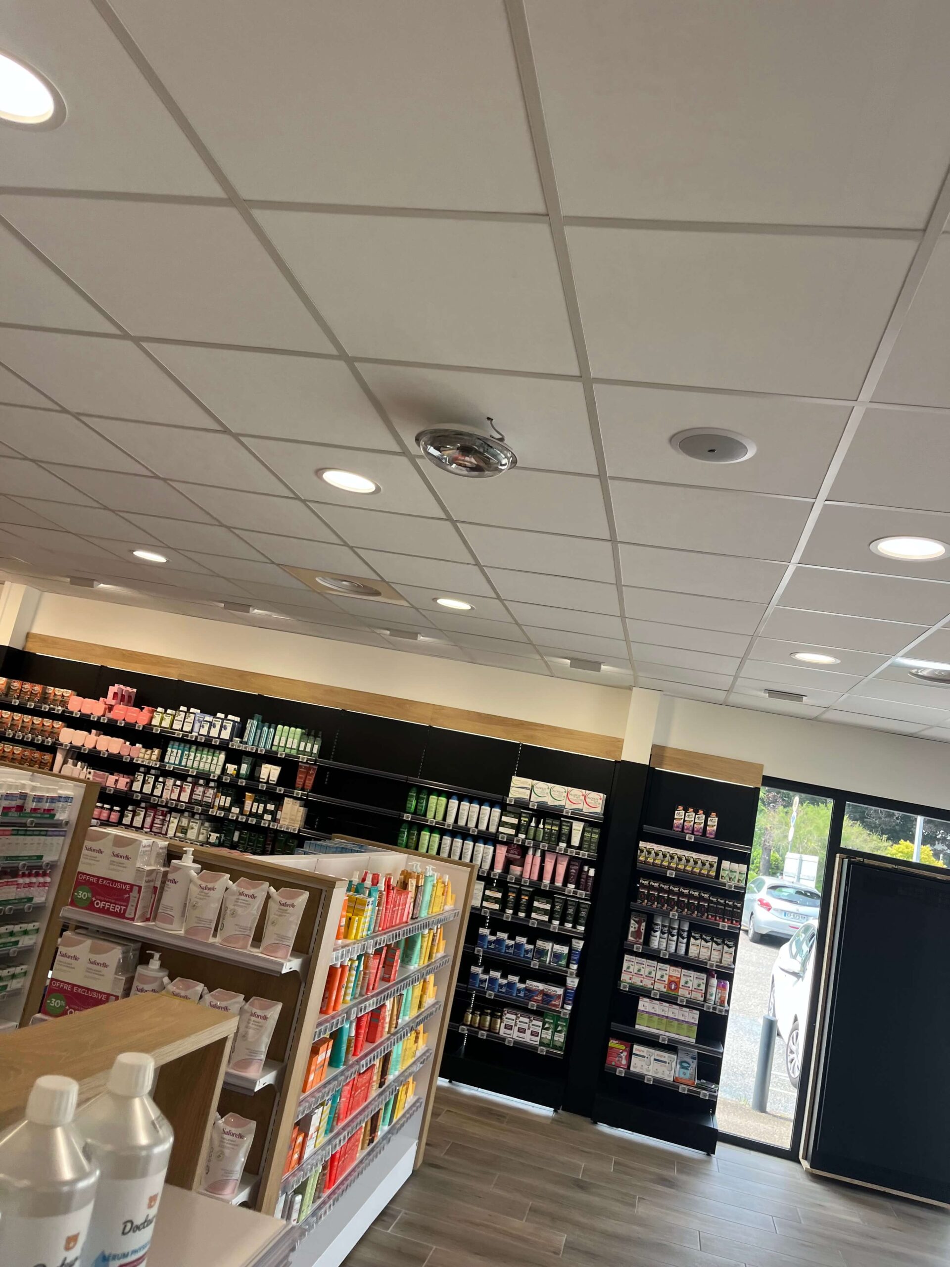 Éclairage plafond et rayonnage - Pharmacie du Parc de Champagne